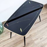Table basse en verre aux pieds fuseaux