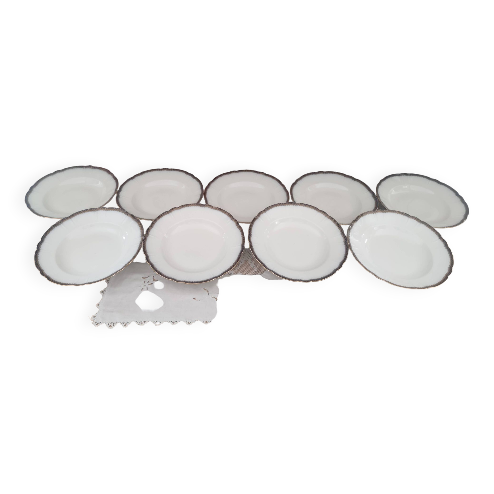 Lot de 9 assiettes creuses en porcelaine de Limoges Haviland frise florale bleu nuit et or