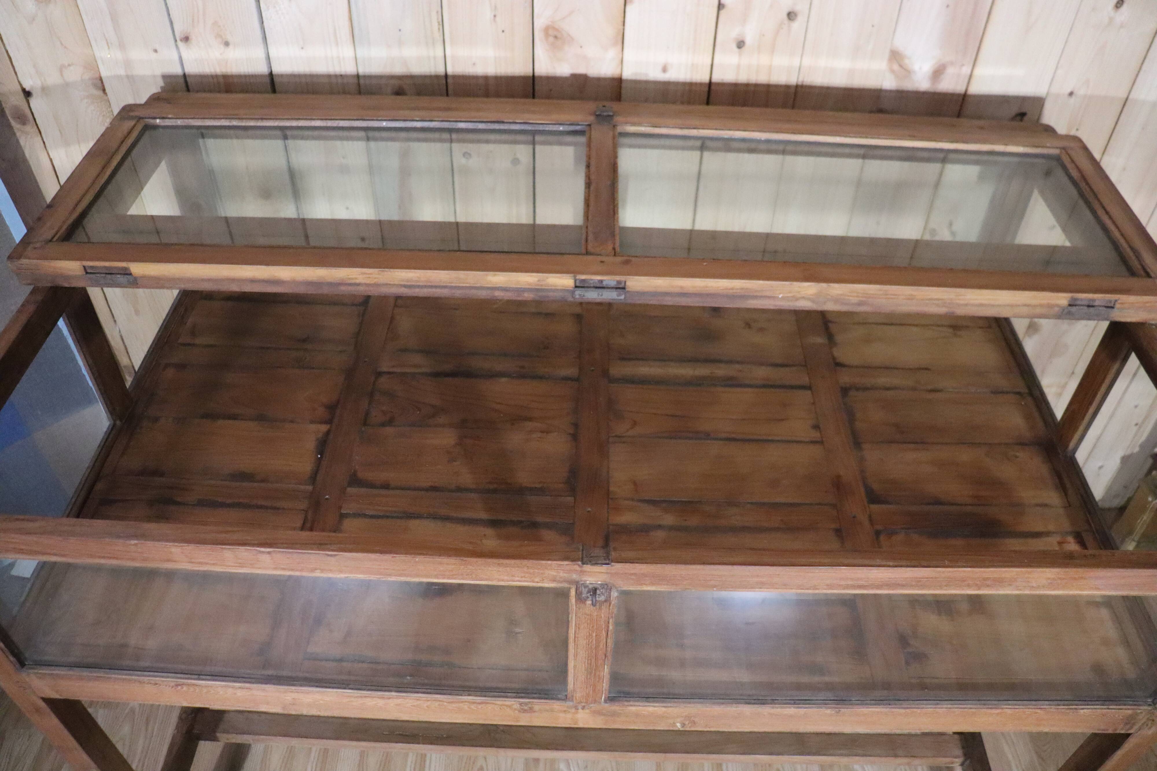 Ancienne vitrine/présentoir de magasin en pin