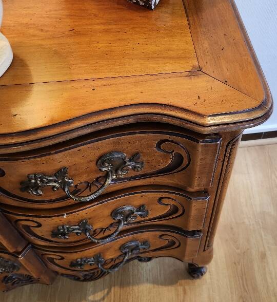 Chest of drawers with walnut drawers