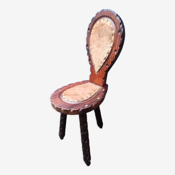 Chaise bois sculpté peau de vache tripode