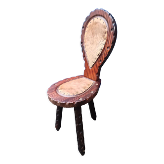 Chaise bois sculpté peau de vache tripode