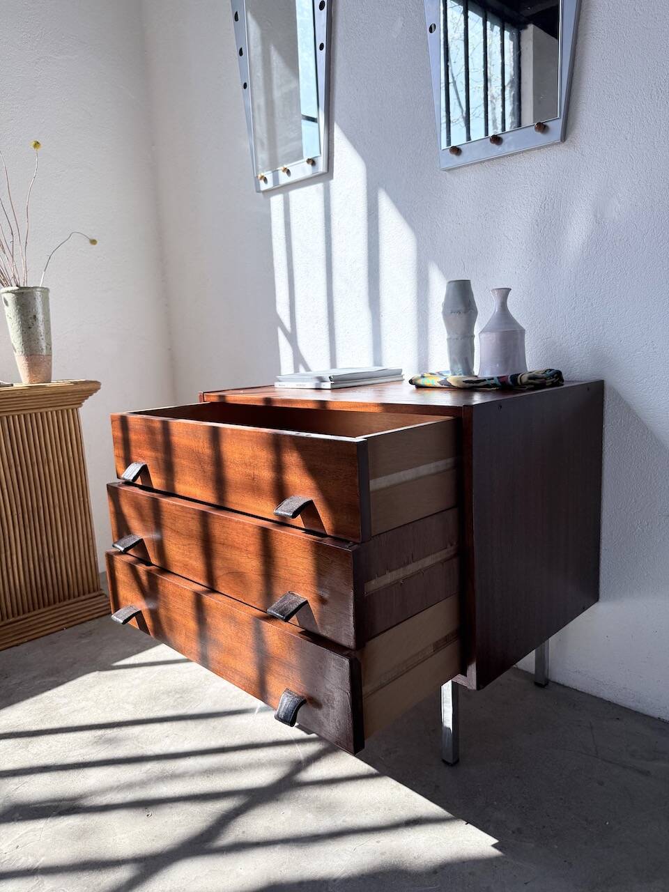 Commode teck poignées cuir 1960