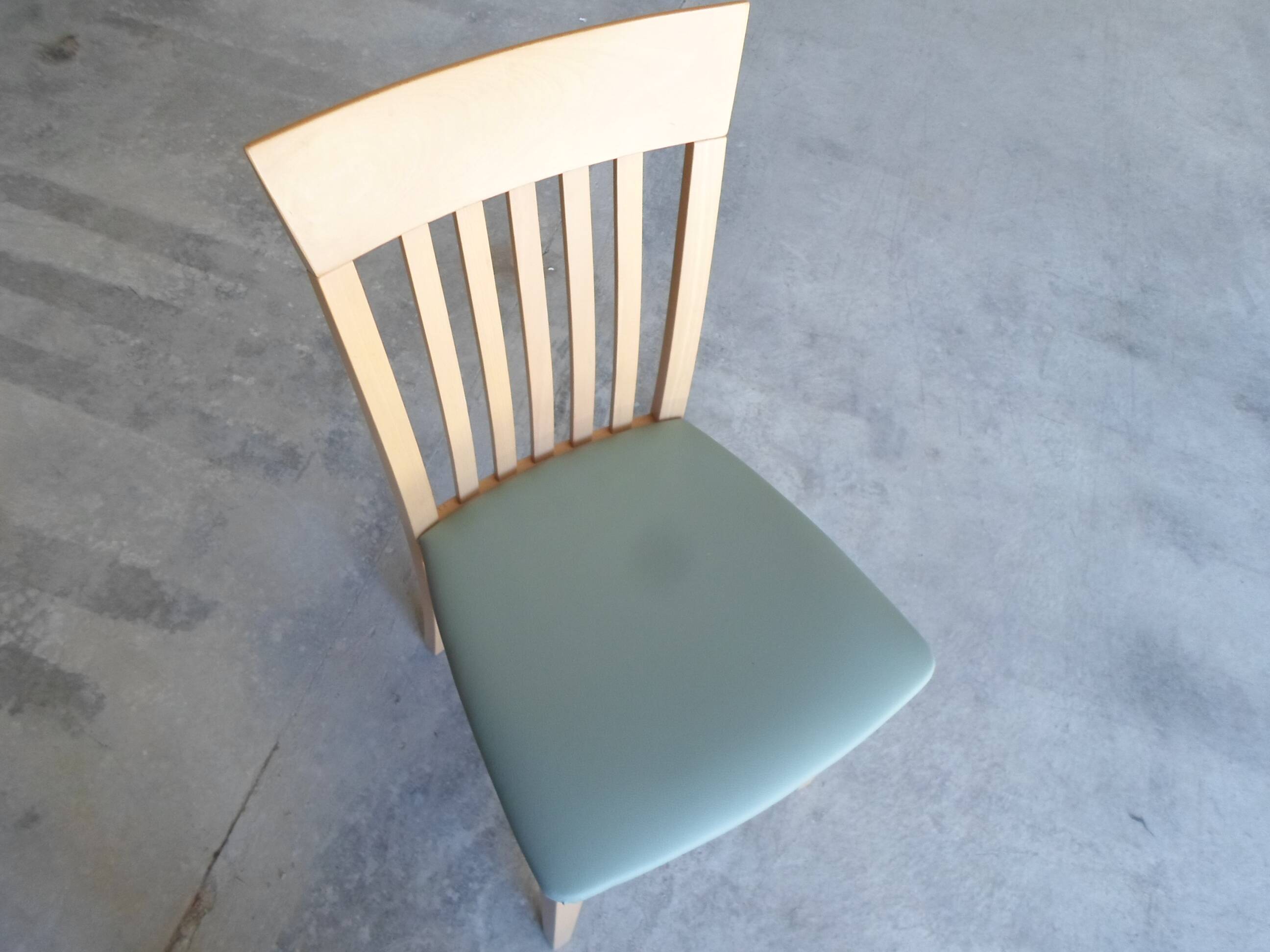 Chaise skai vintage en hêtre siège vert suède