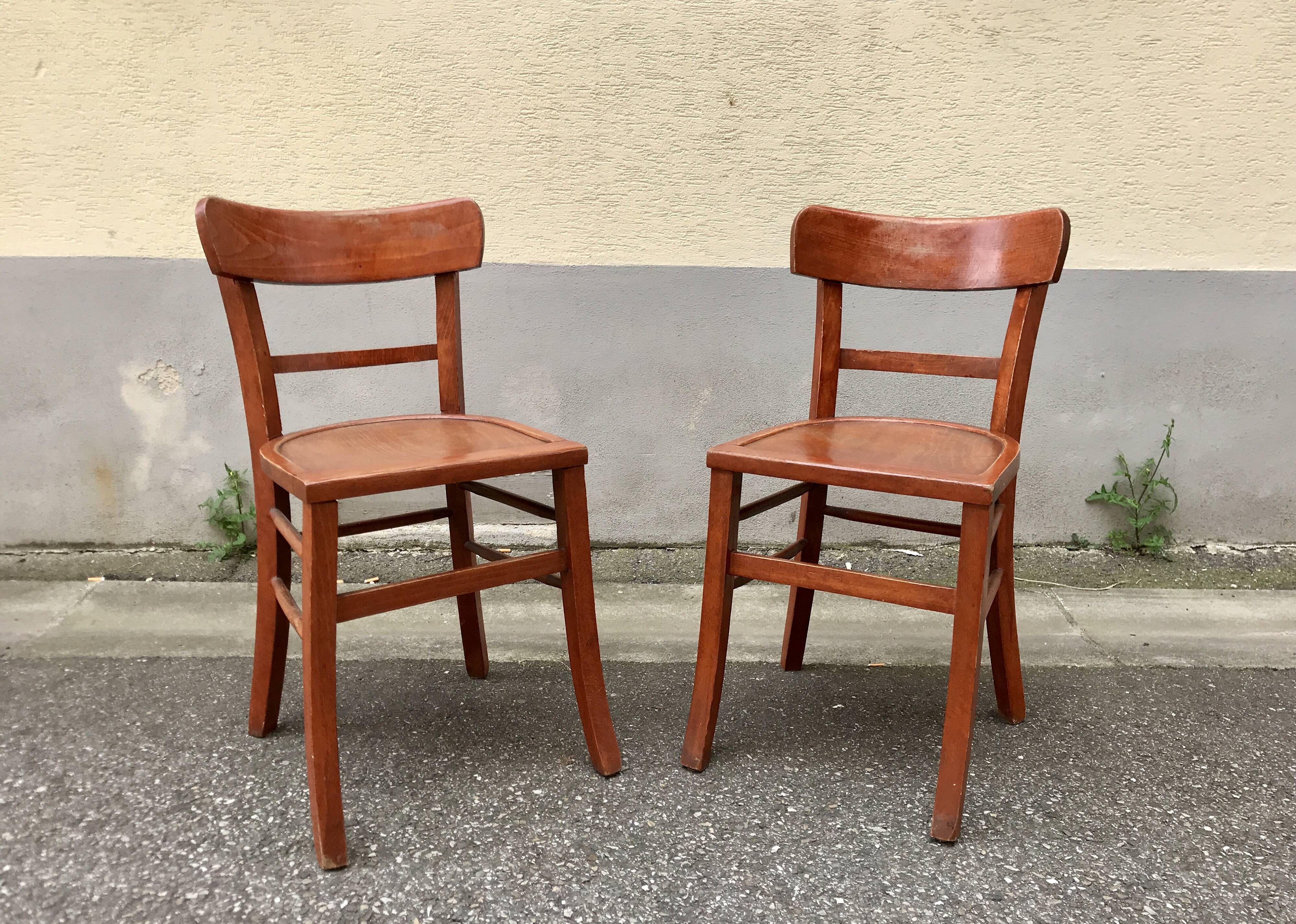 Paire de chaises bistrot en bois avec patine orangée 1950
