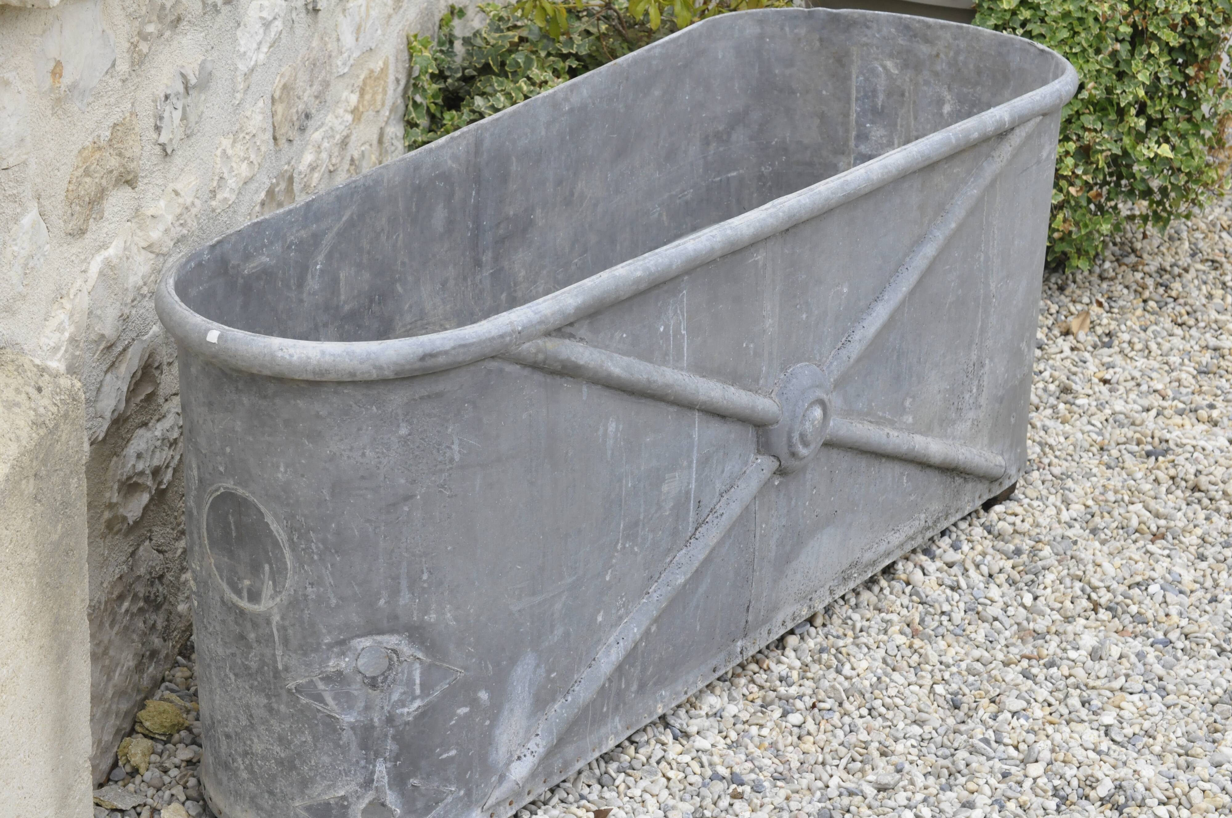 Zinc bathtub