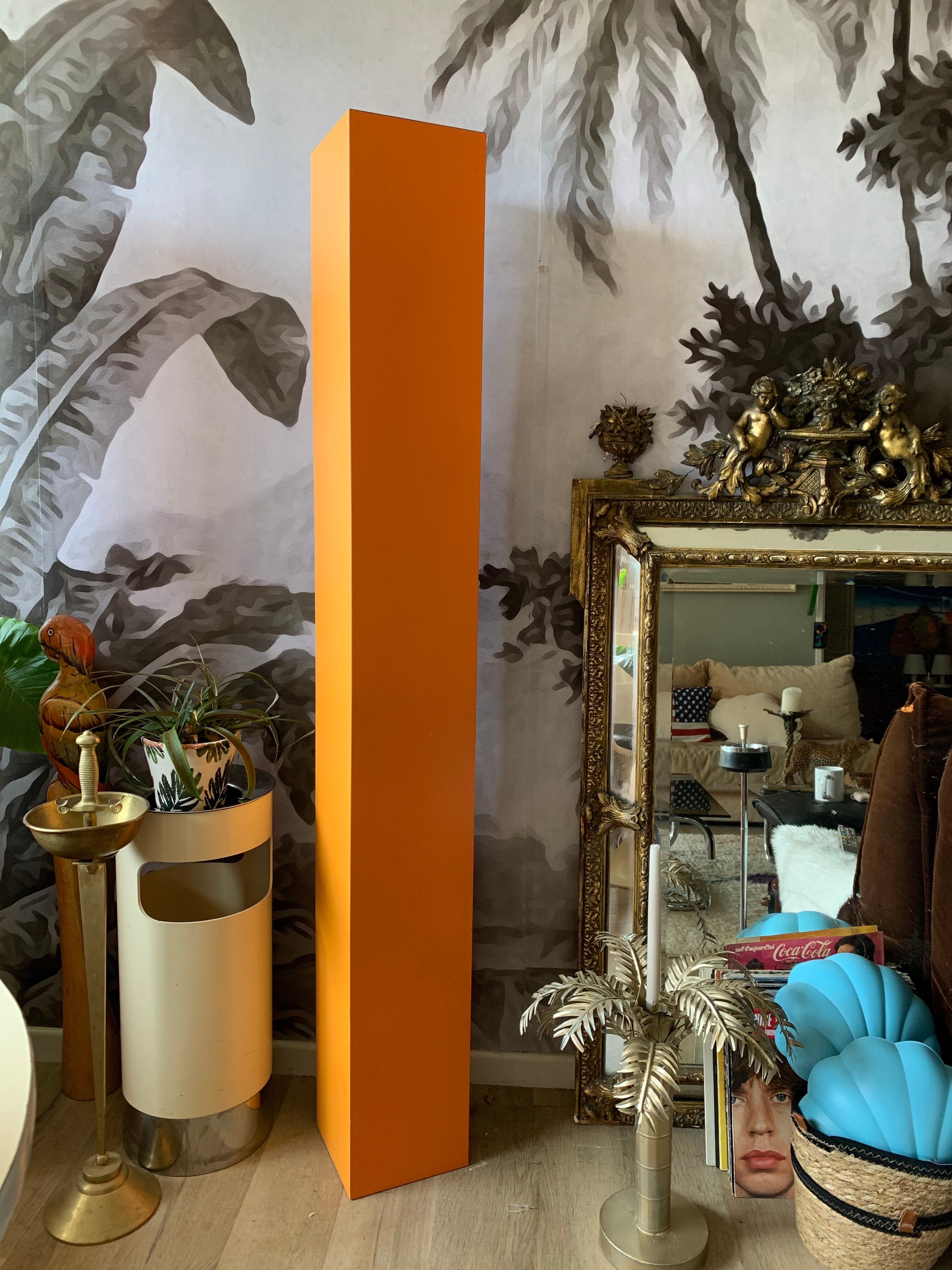 Very large pedestal column in Formica