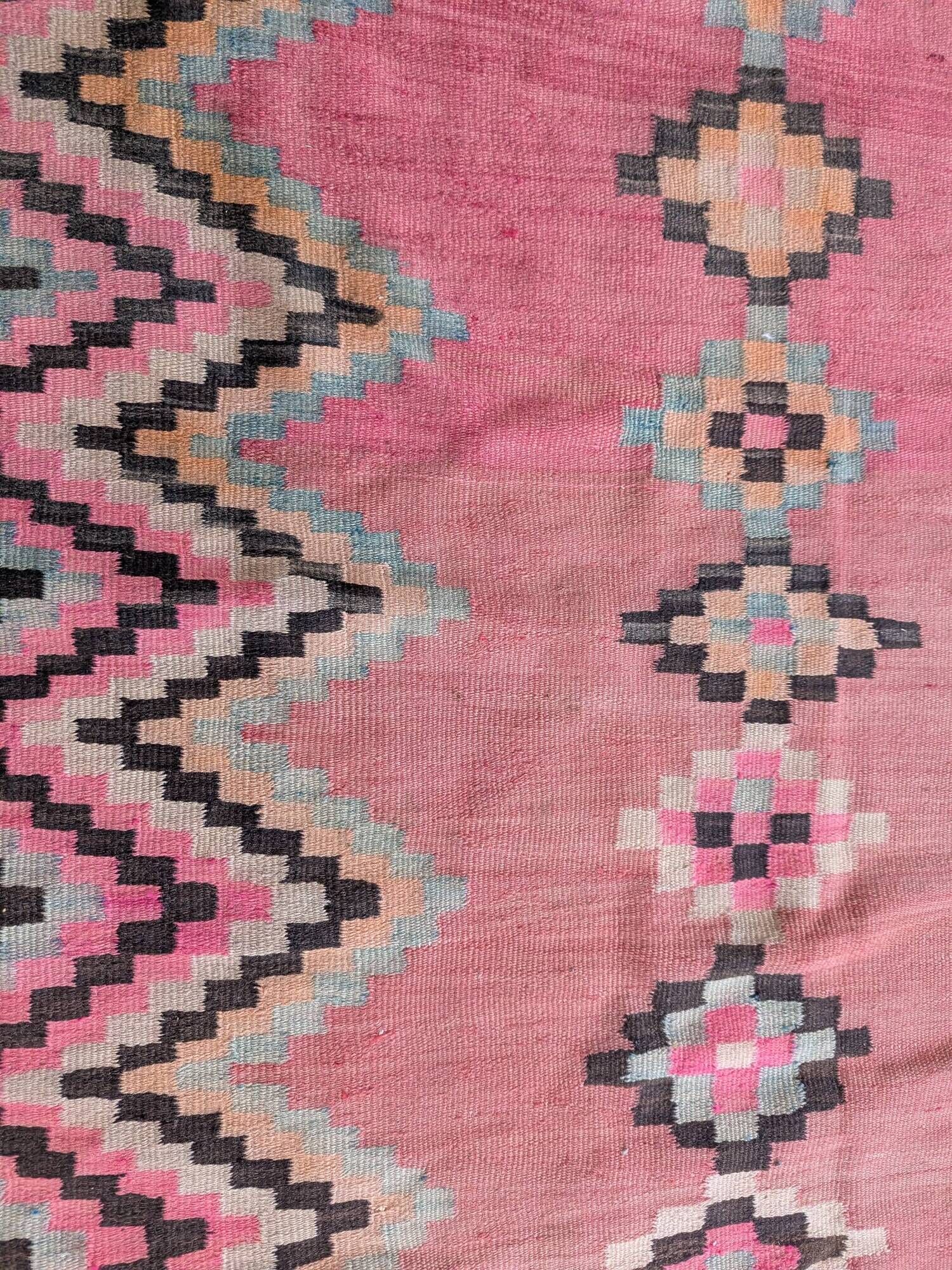 Tapis kilim ancien dans des tons rose