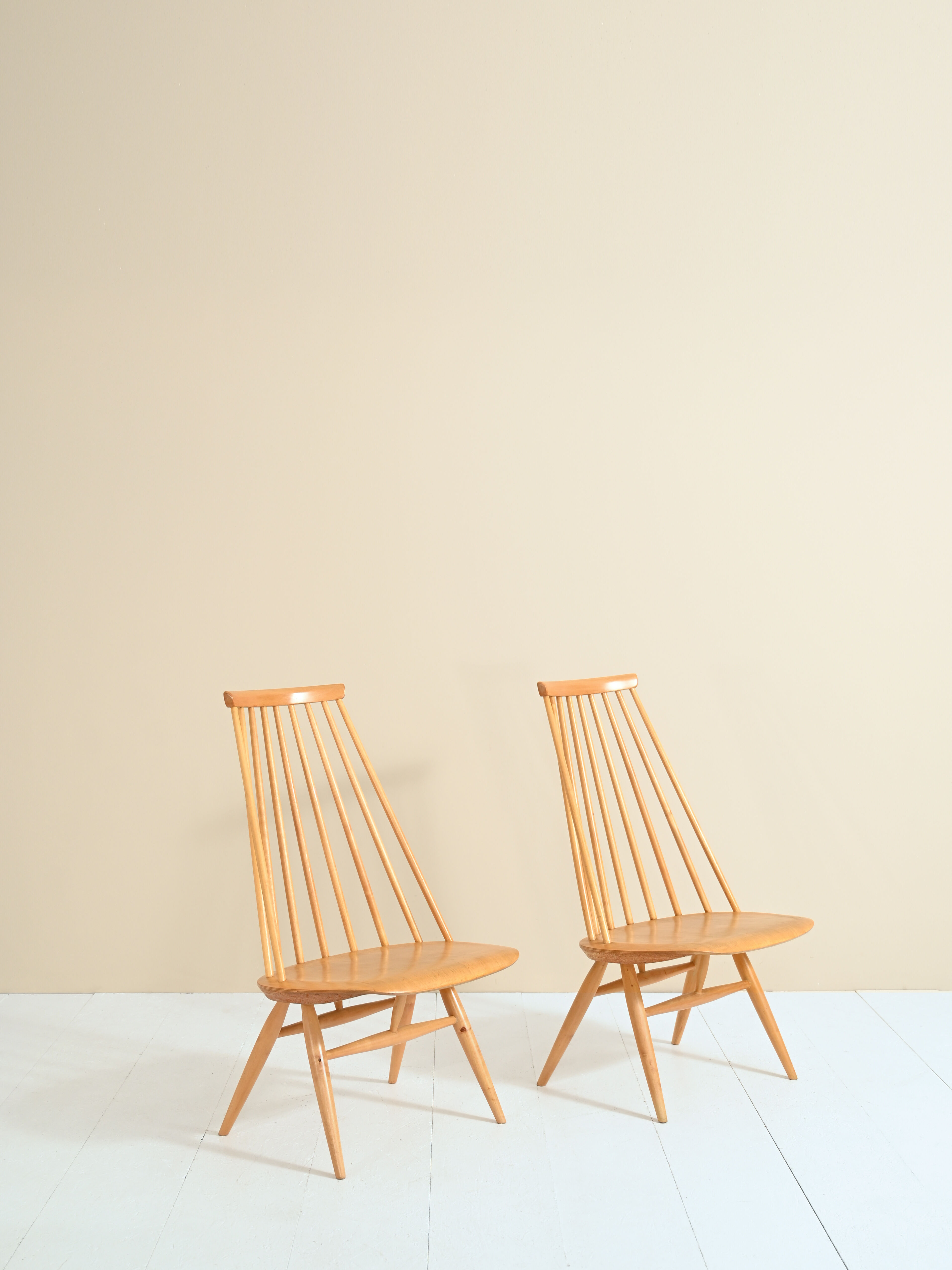 Chaises Mademoiselle d'Ilmari Tapiovaara