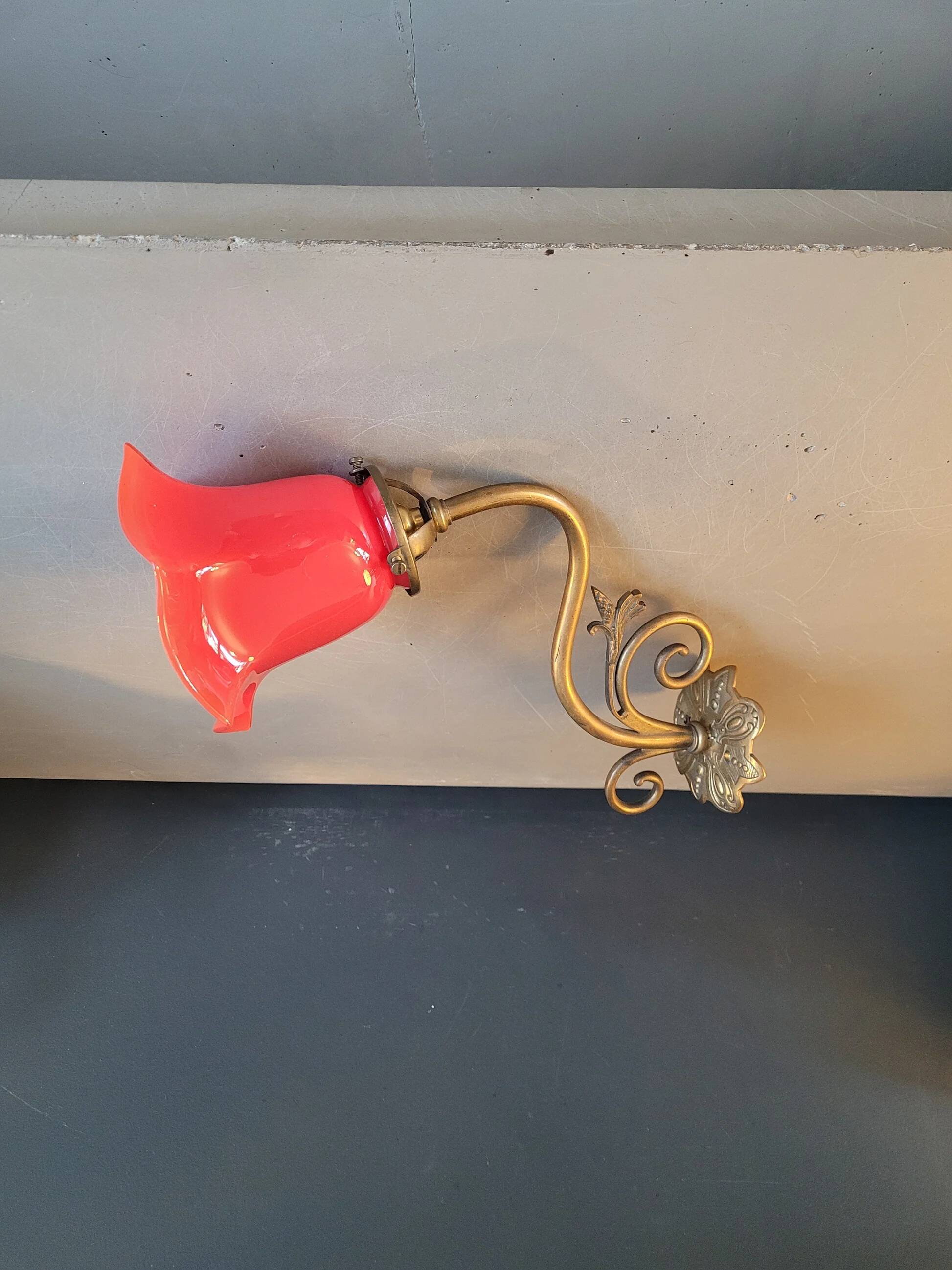 Tulip wall light in brass and red glass