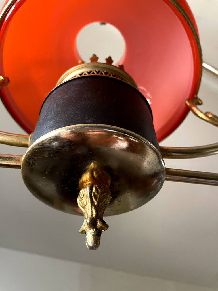 Lustre doré néoclassique aux coupoles blanches et orange 1950