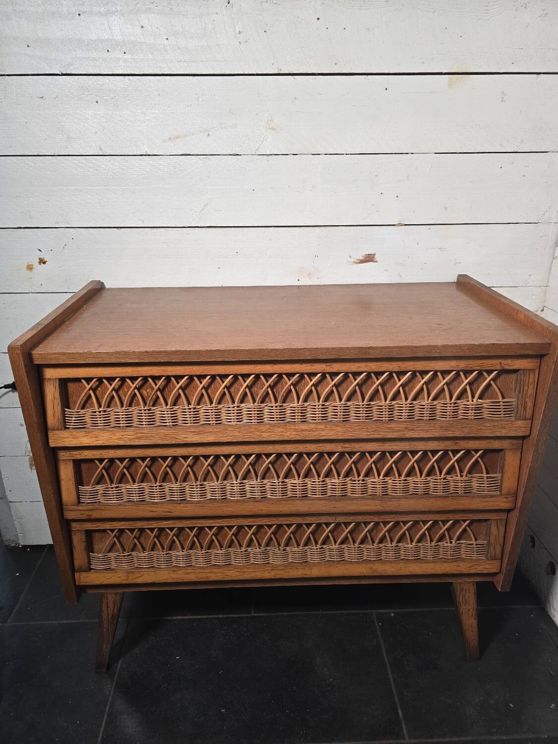 Vintage chest of drawers in oak and rattan from the 1960s.
