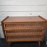 Vintage chest of drawers in oak and rattan from the 1960s.
