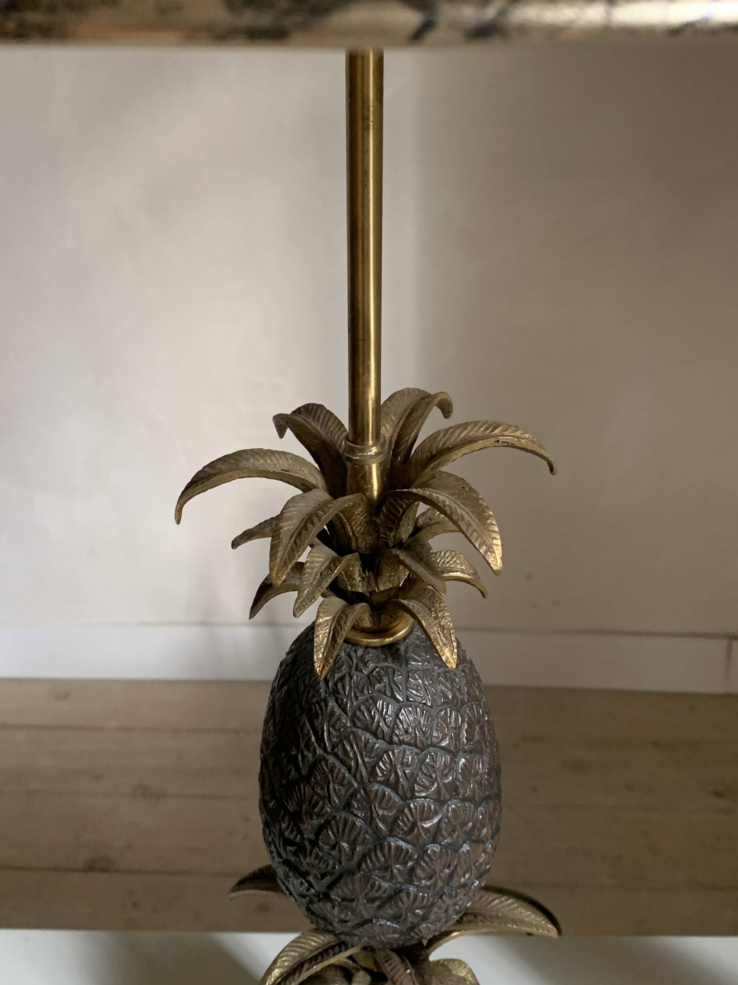 Bronze pineapple lamp