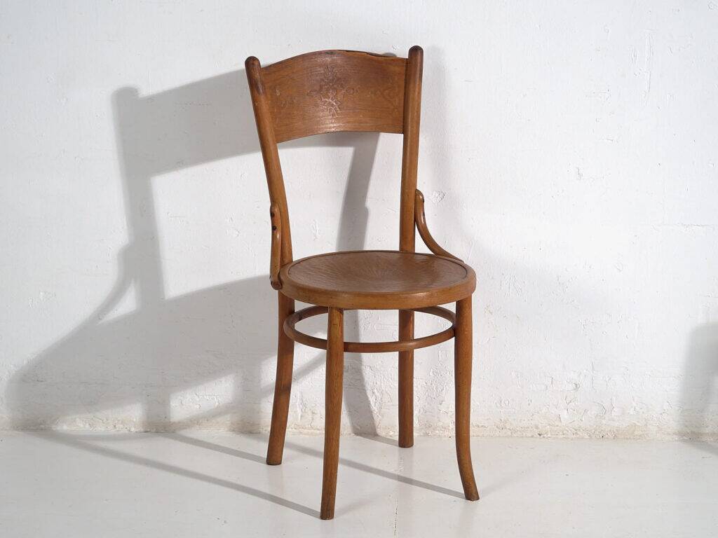Vintage dining chairs Thonet / TON (c.1920-1950). Set of 8 pieces.