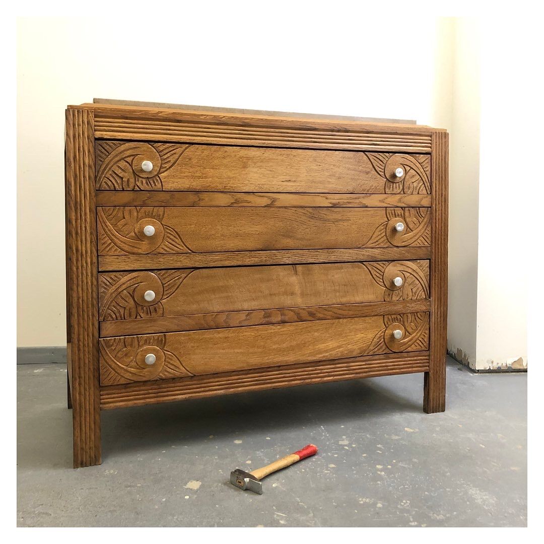 Oak chest of drawers