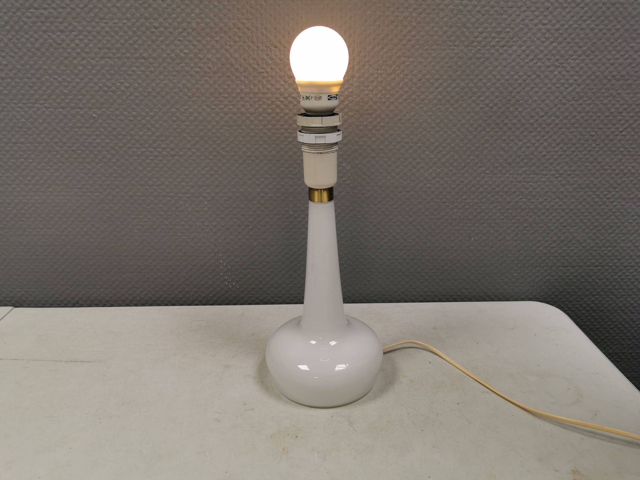 Lampe de table Le Klint, verre opalin blanc laiteux, dessus en laiton, modèle 311