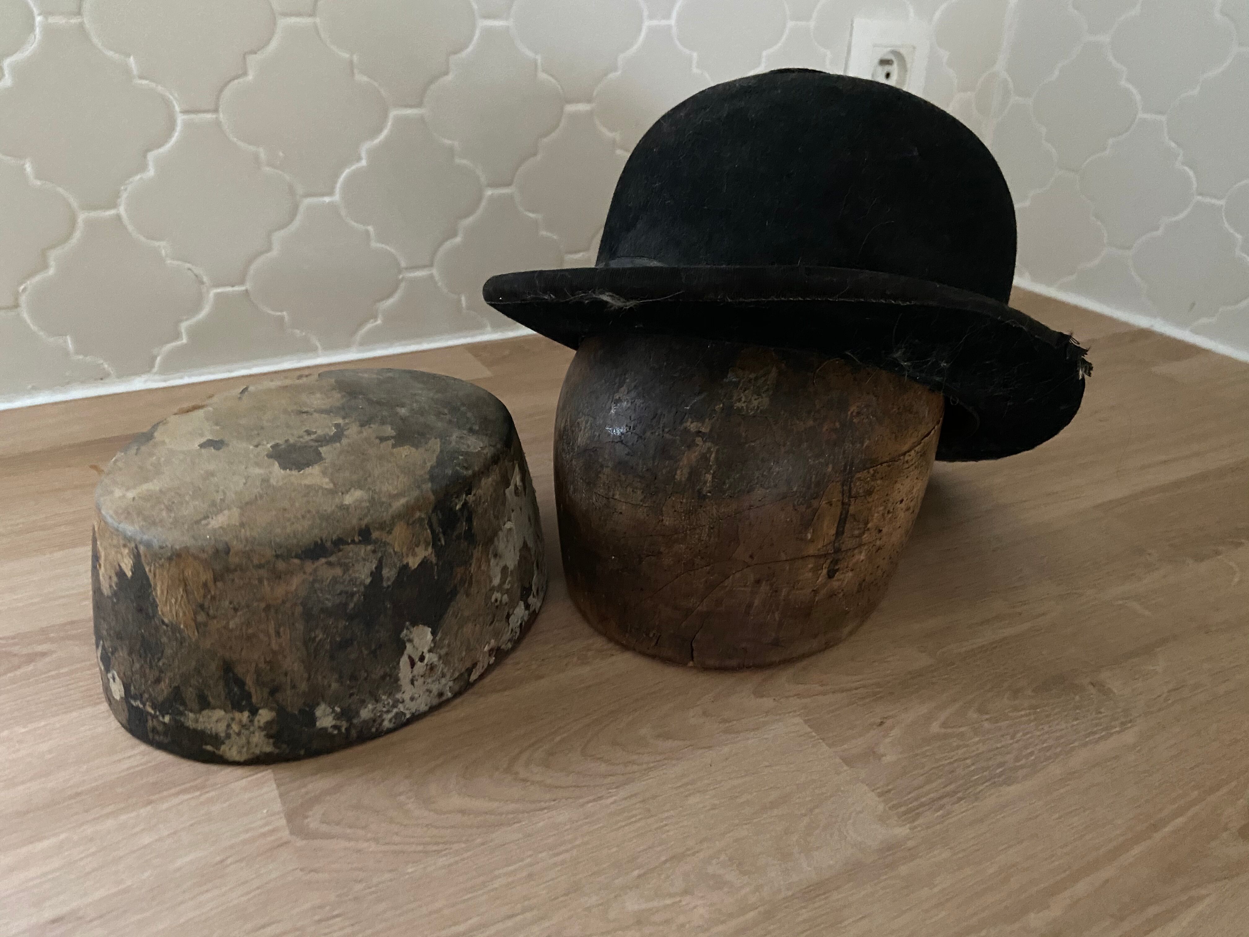 Paire de têtes a chapeaux bois
