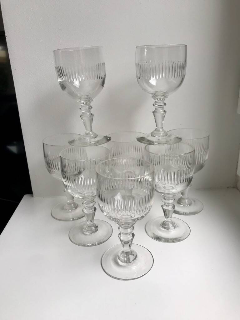 Ensemble de 8 verres à pied en verre moulé années 30 début XXème