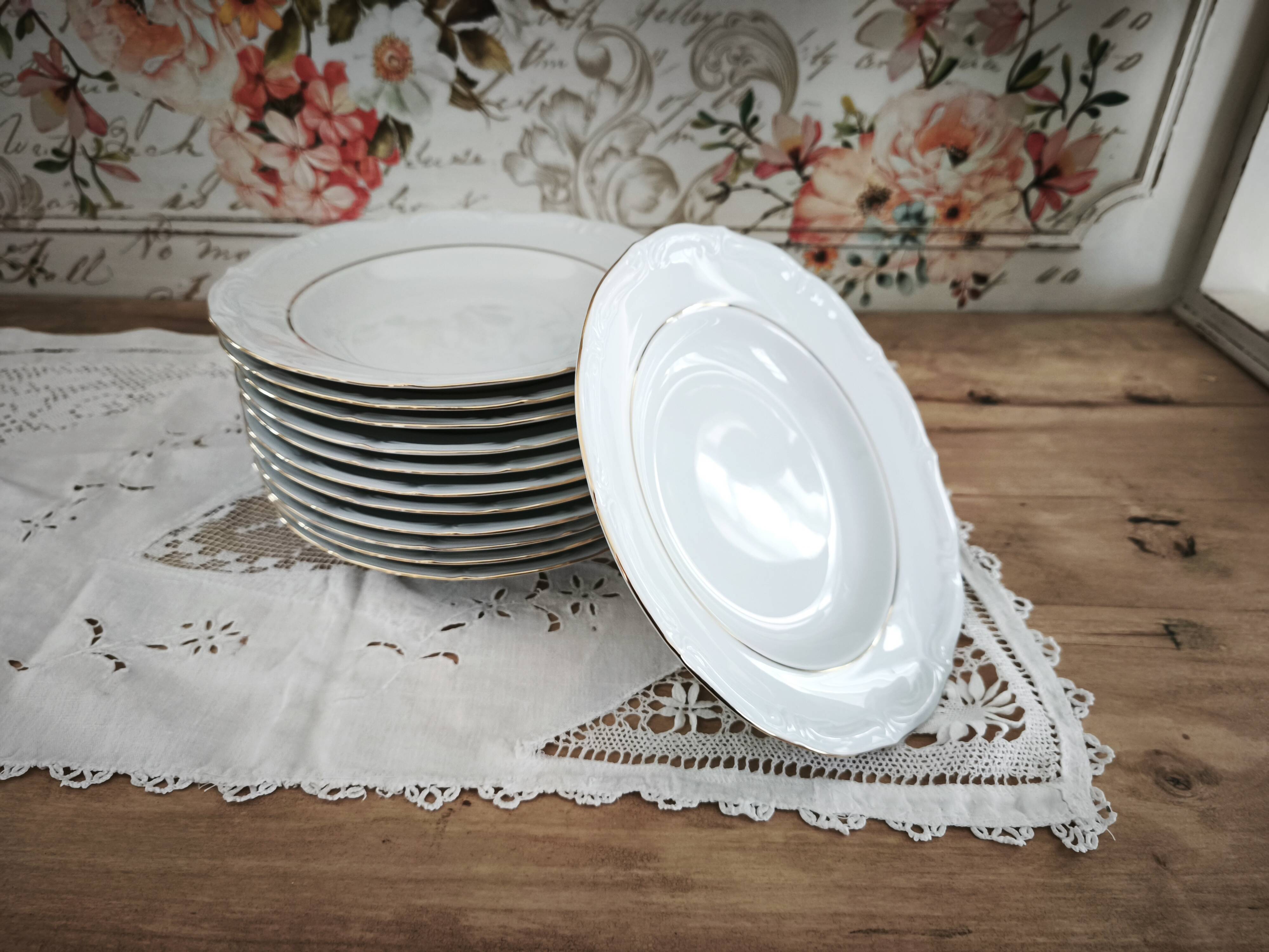 12 deep plates in porcelain with double gold trim.