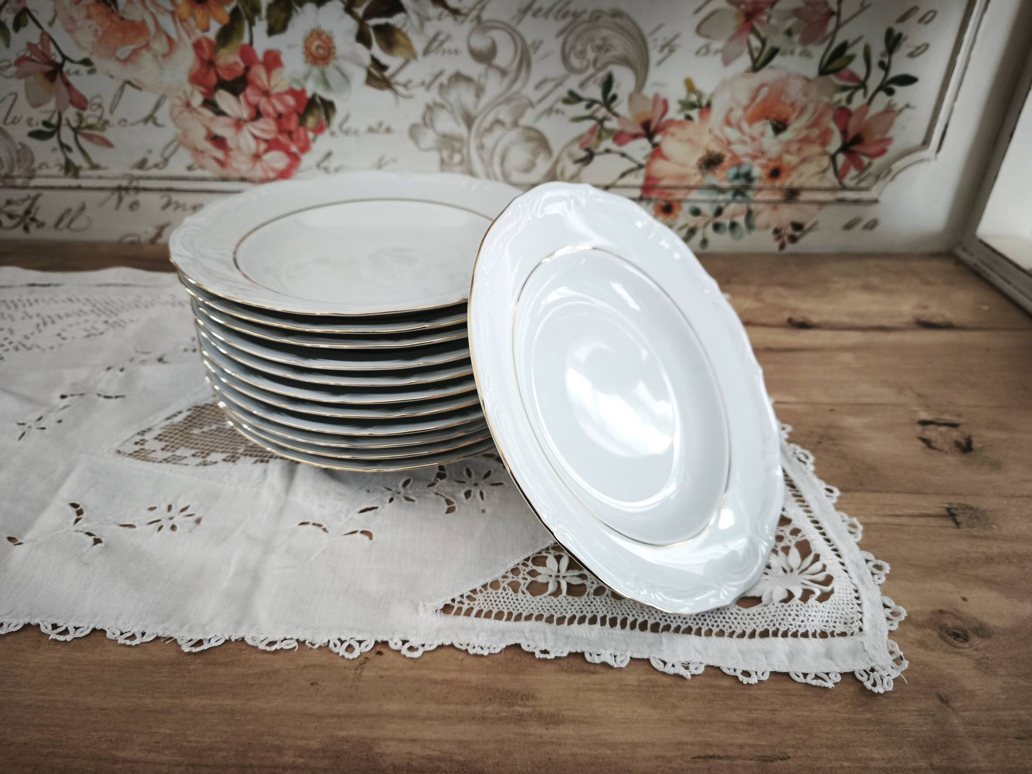12 deep plates in porcelain with double gold trim.