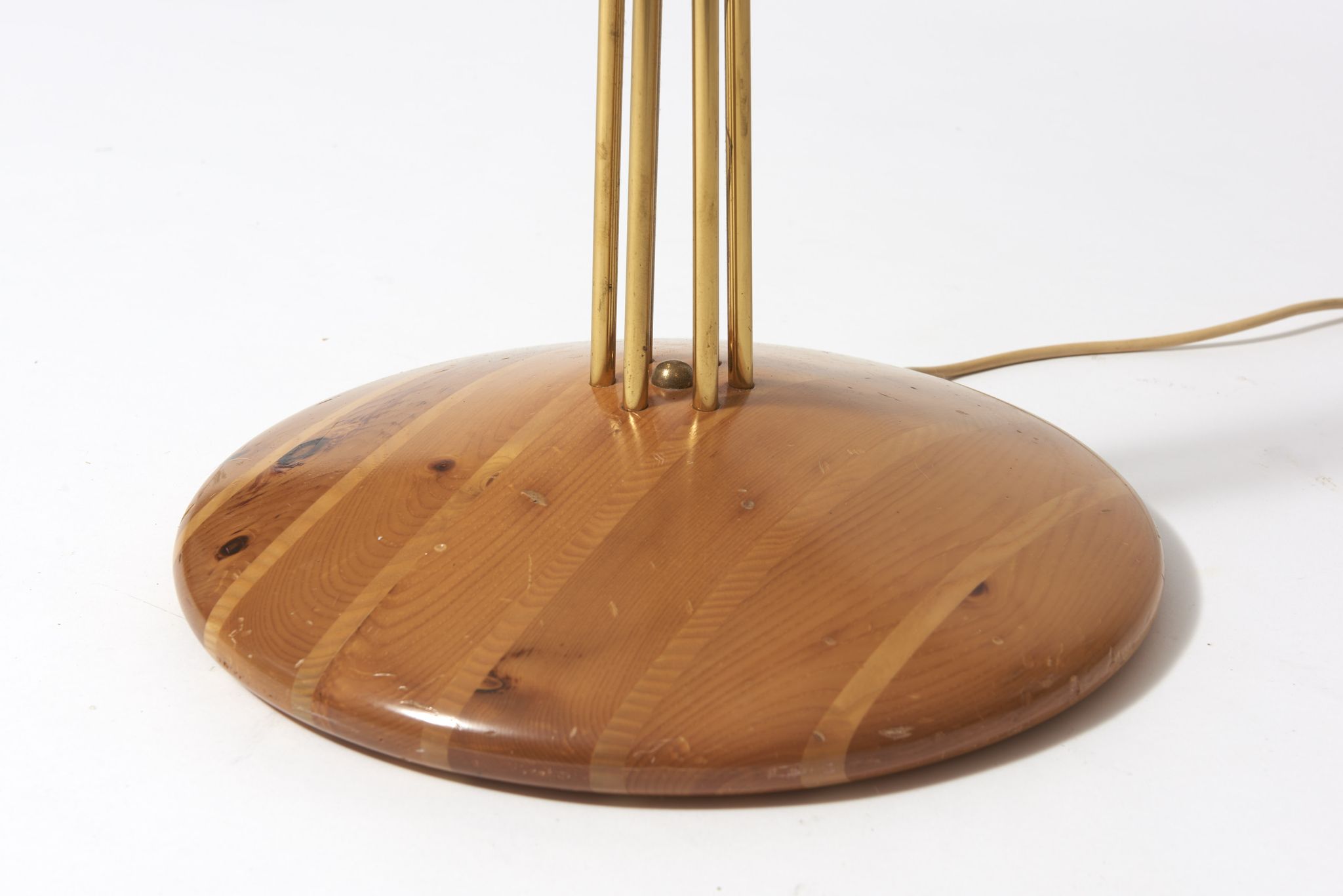 Lampadaire des années 1950 en bois clair et laiton