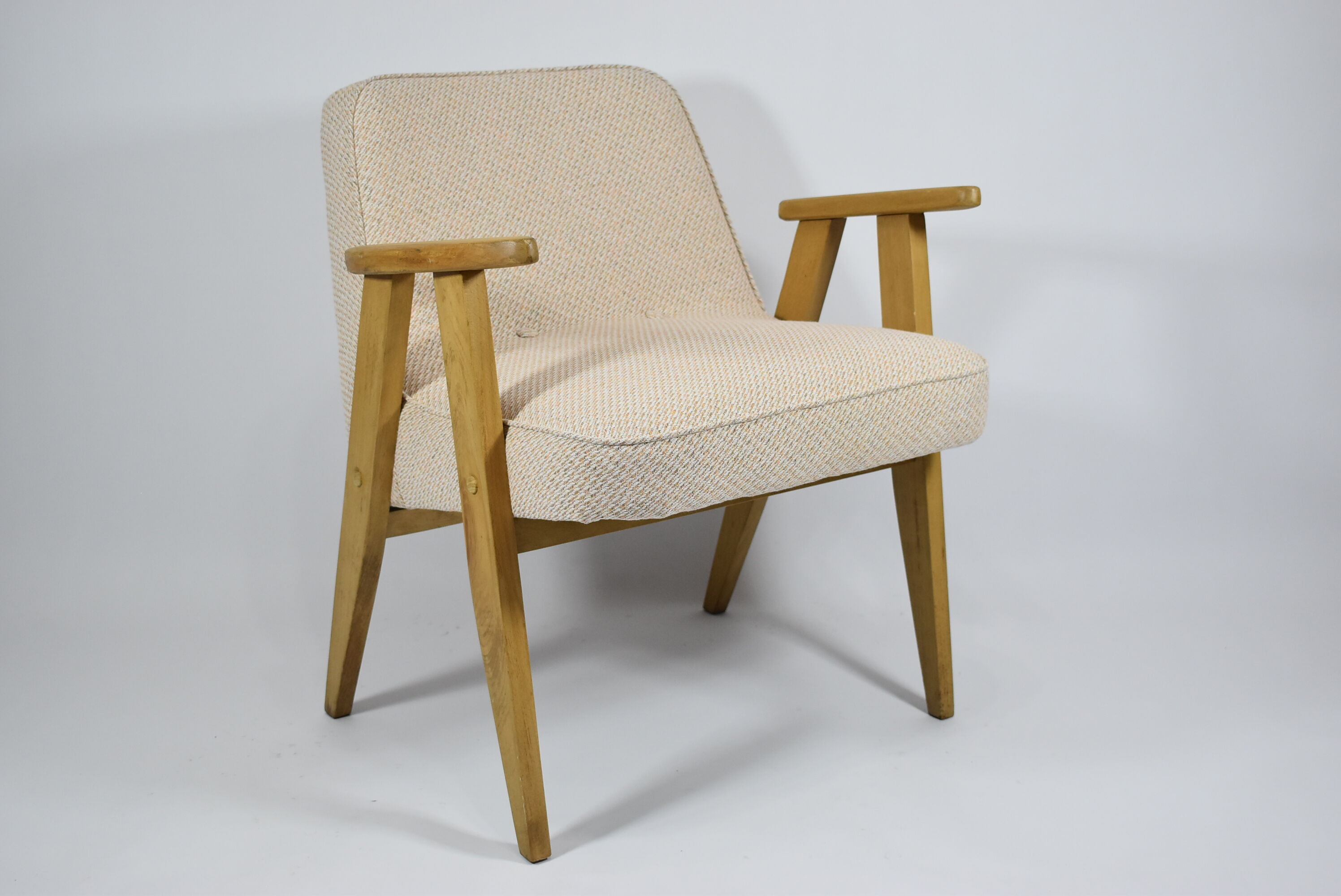 Fauteuil original 366 designer J.Chierowski années 1960, beige, bois de chêne