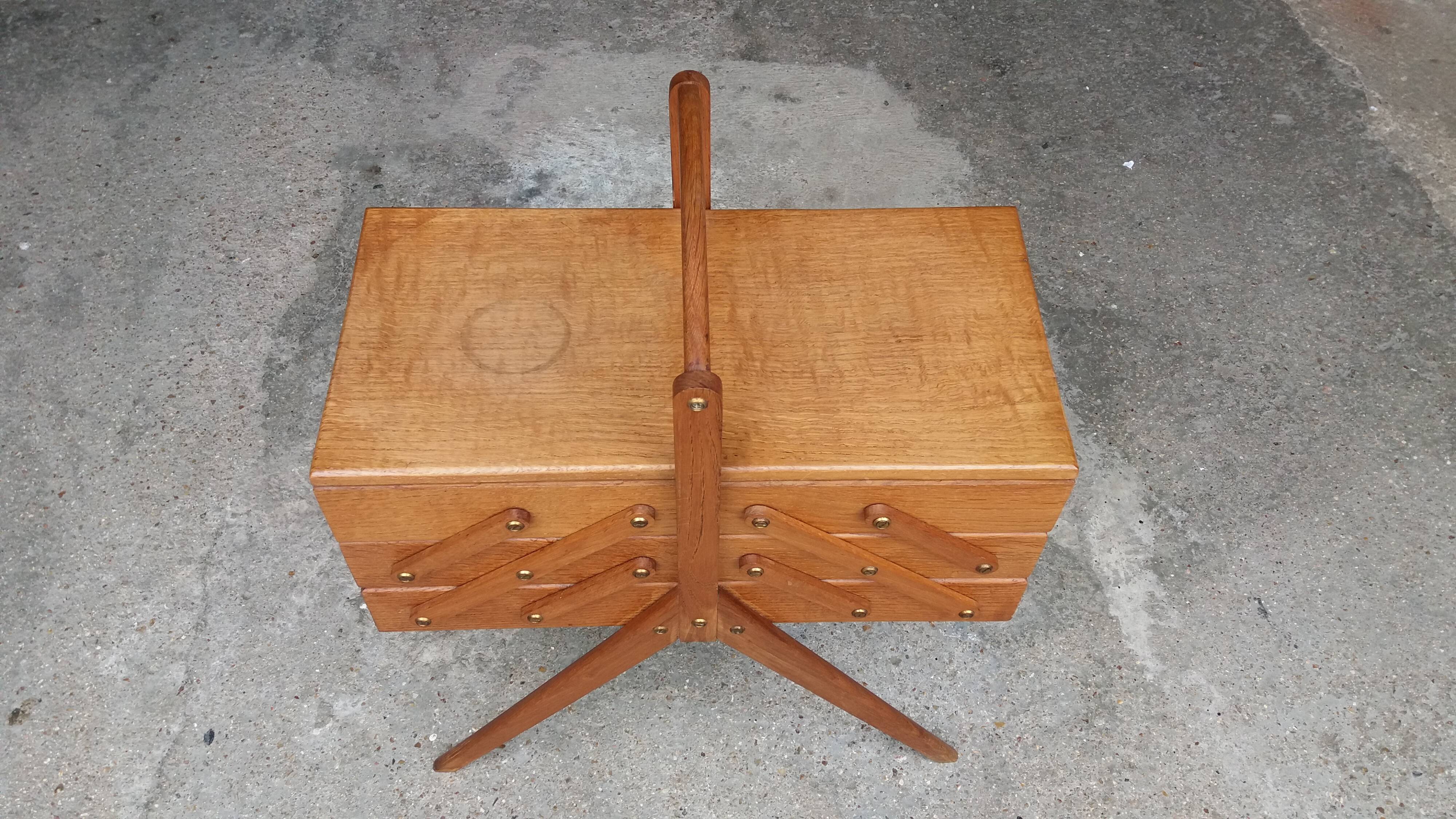 Worker years 50, light oak