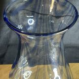 Vase Biot en verre soufflé à inclusions bleues – France vintage – H 23 cm