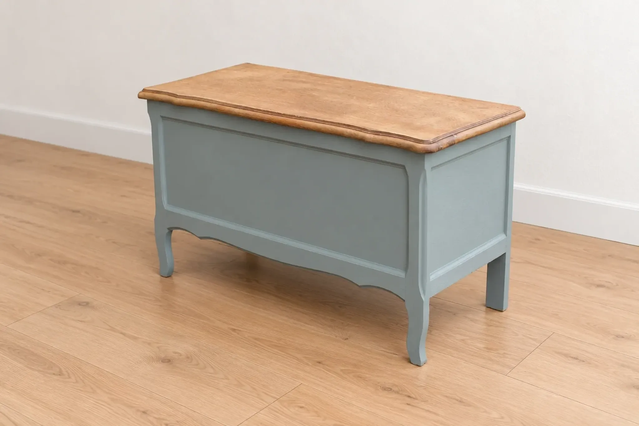 Renovated antique chest in grey-green – natural wood lid – vintage storage 90 cm