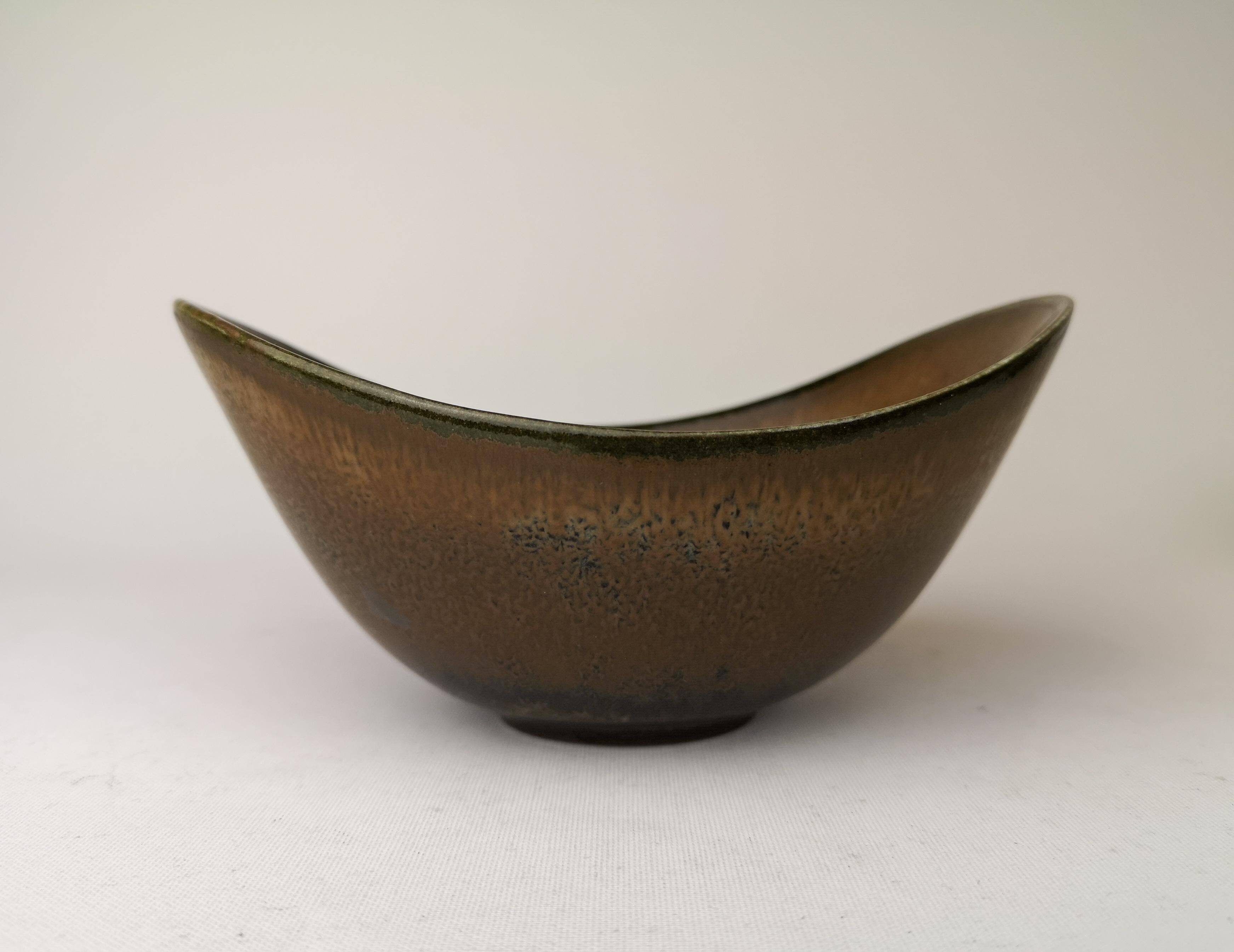 Mid-century pair of bowls by Rörstrand Sweden by Gunnar Nylund, 1950s.