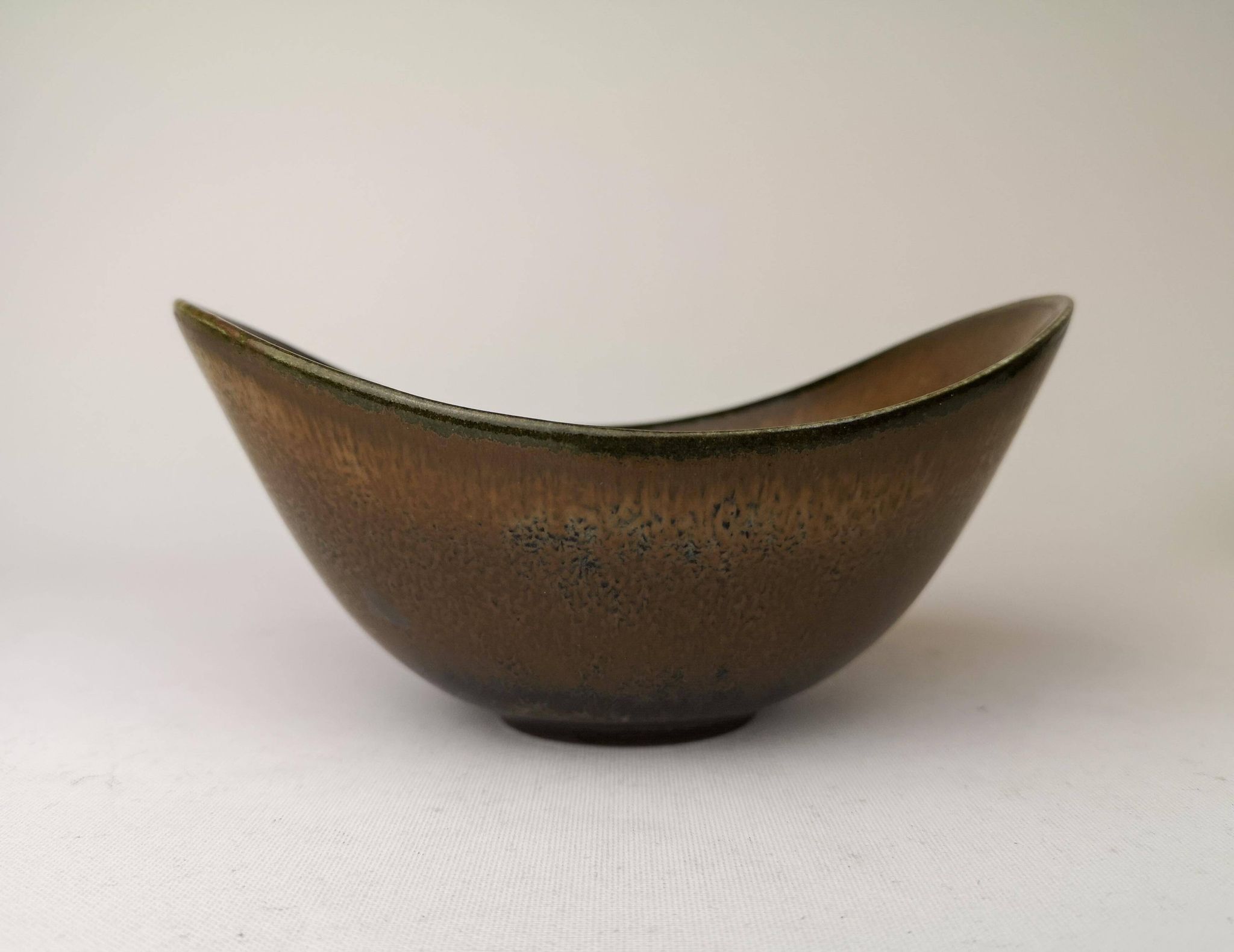 Mid-century pair of bowls by Rörstrand Sweden by Gunnar Nylund, 1950s.