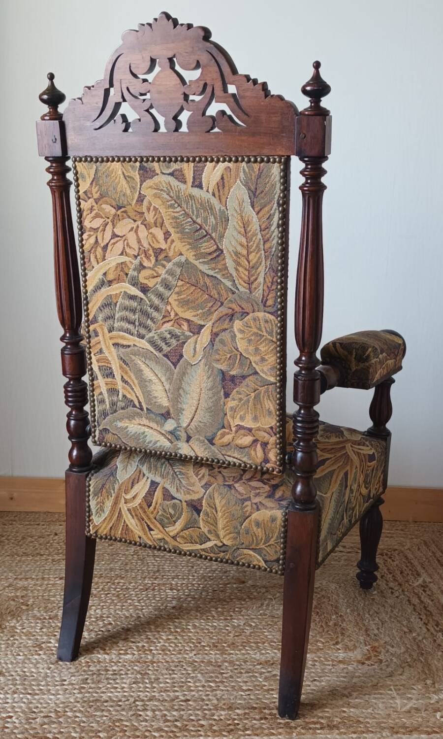 Walnut armchair in Neo-Renaissance style, 20th century.