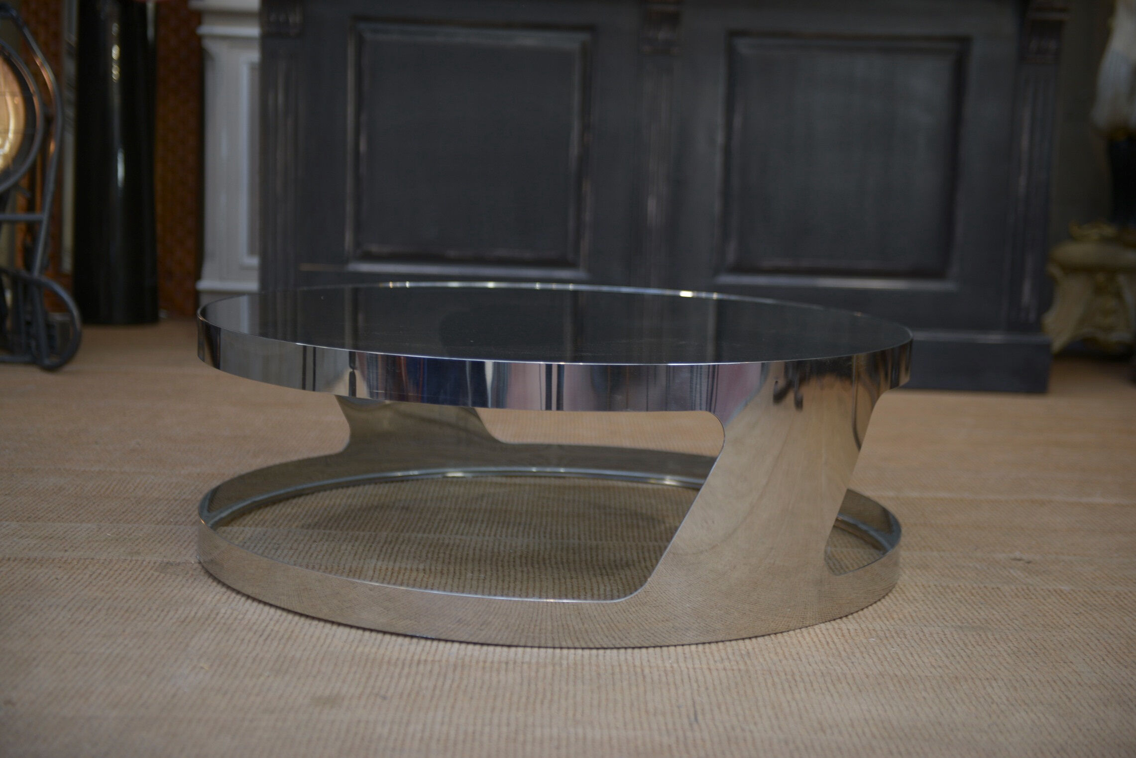 Table basse design en métal chromé et verre fumé 1970