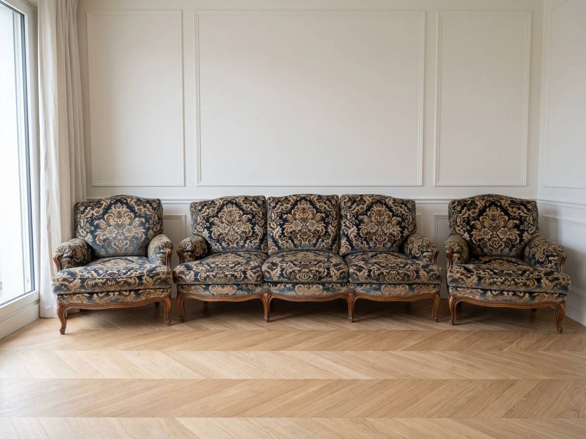 Living room set: sofa and 2 Louis XV armchairs in wood and damask fabric.