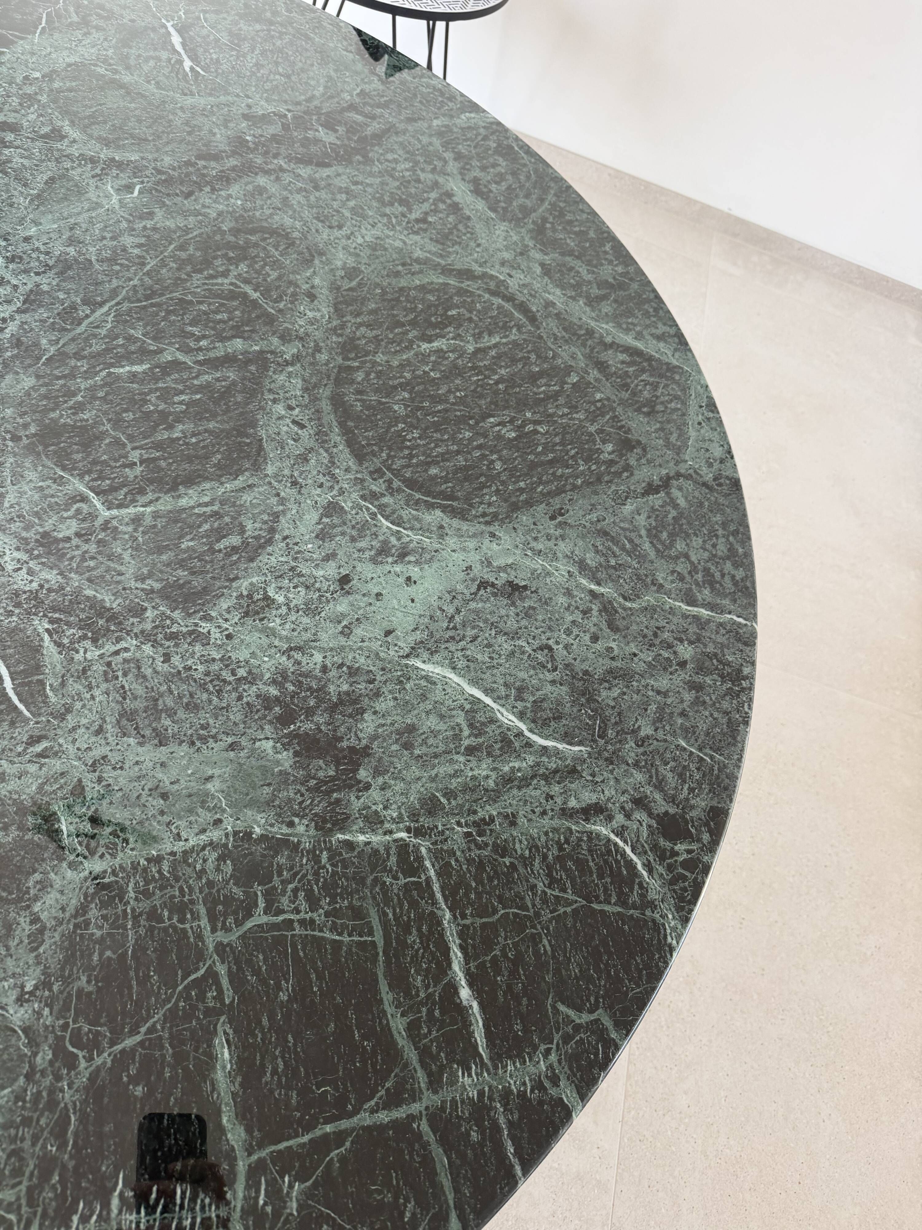 Original Knoll tulip dining table (137cm) glossy alpine green in new condition!!