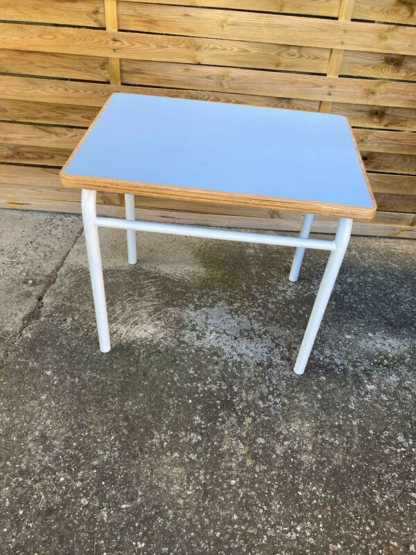Bureau maternelle et sa chaise