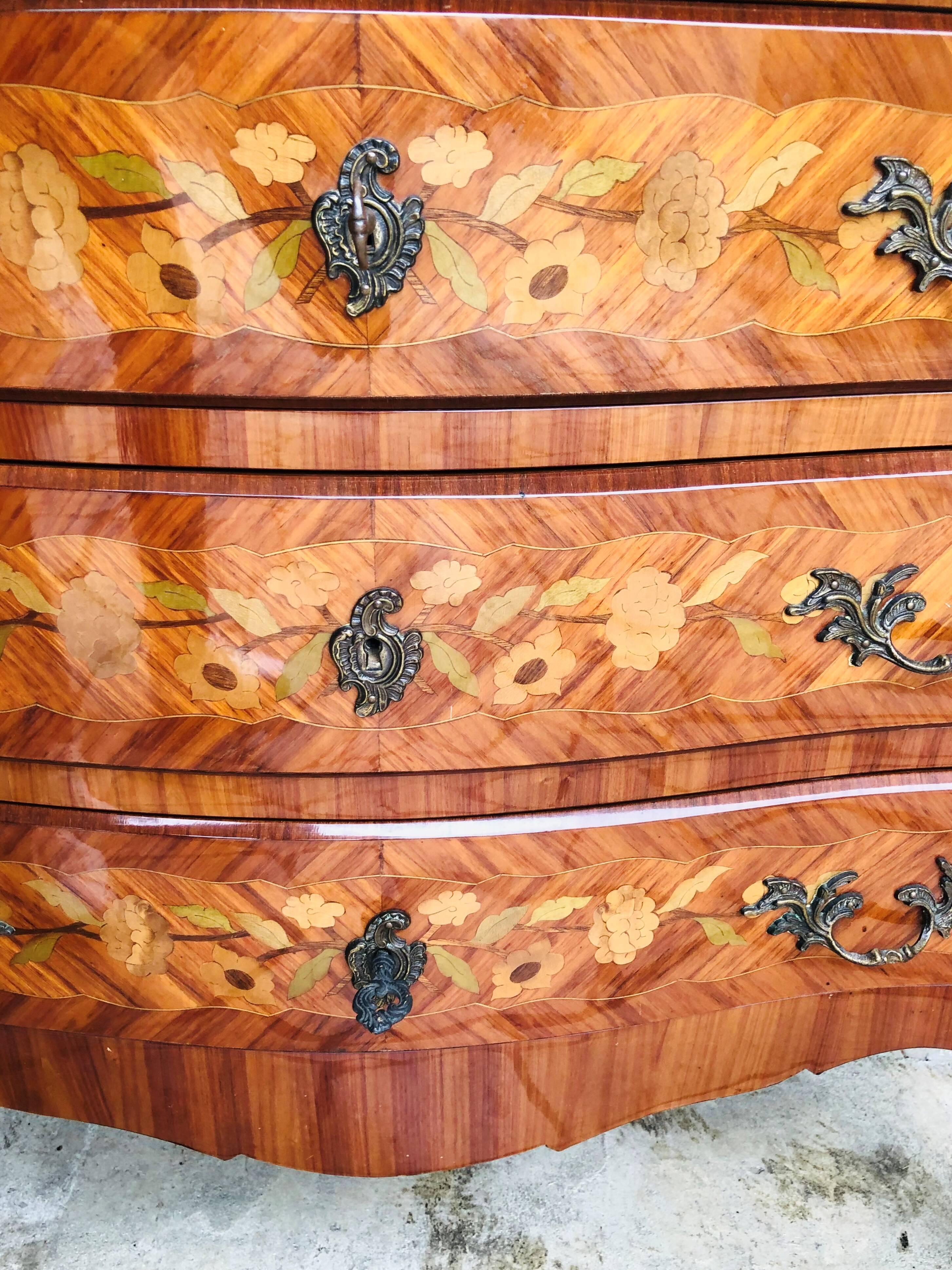 Commode trois tiroirs en marqueterie de style Louis XV