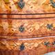 Commode trois tiroirs en marqueterie de style Louis XV