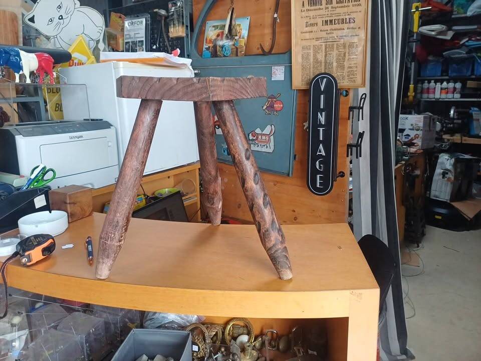 Vintage tripod stool in carved solid wood.