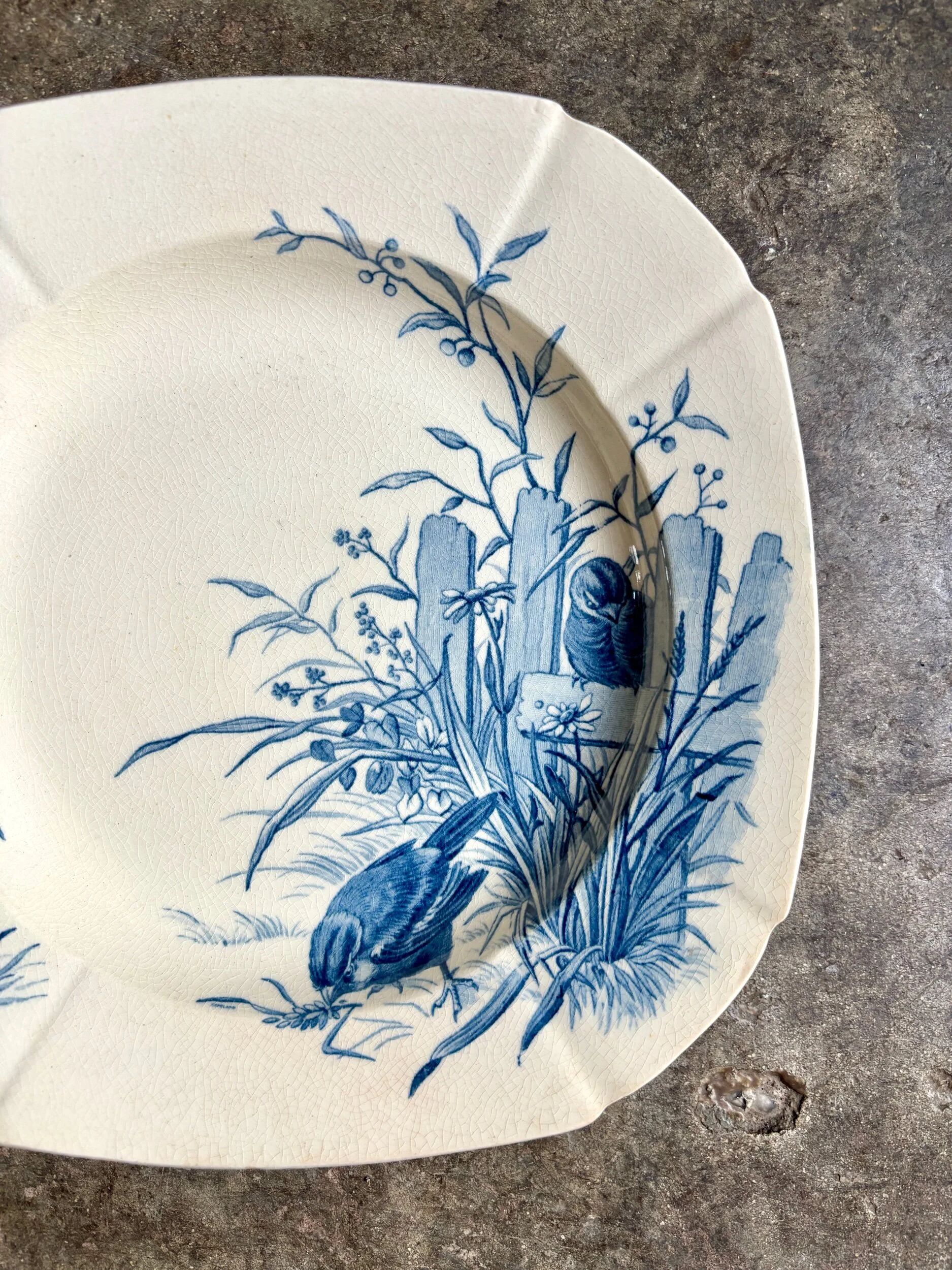 Assiette creuse Gien en terre de fer bleue, service "Oiseaux" vers 1870 n°2