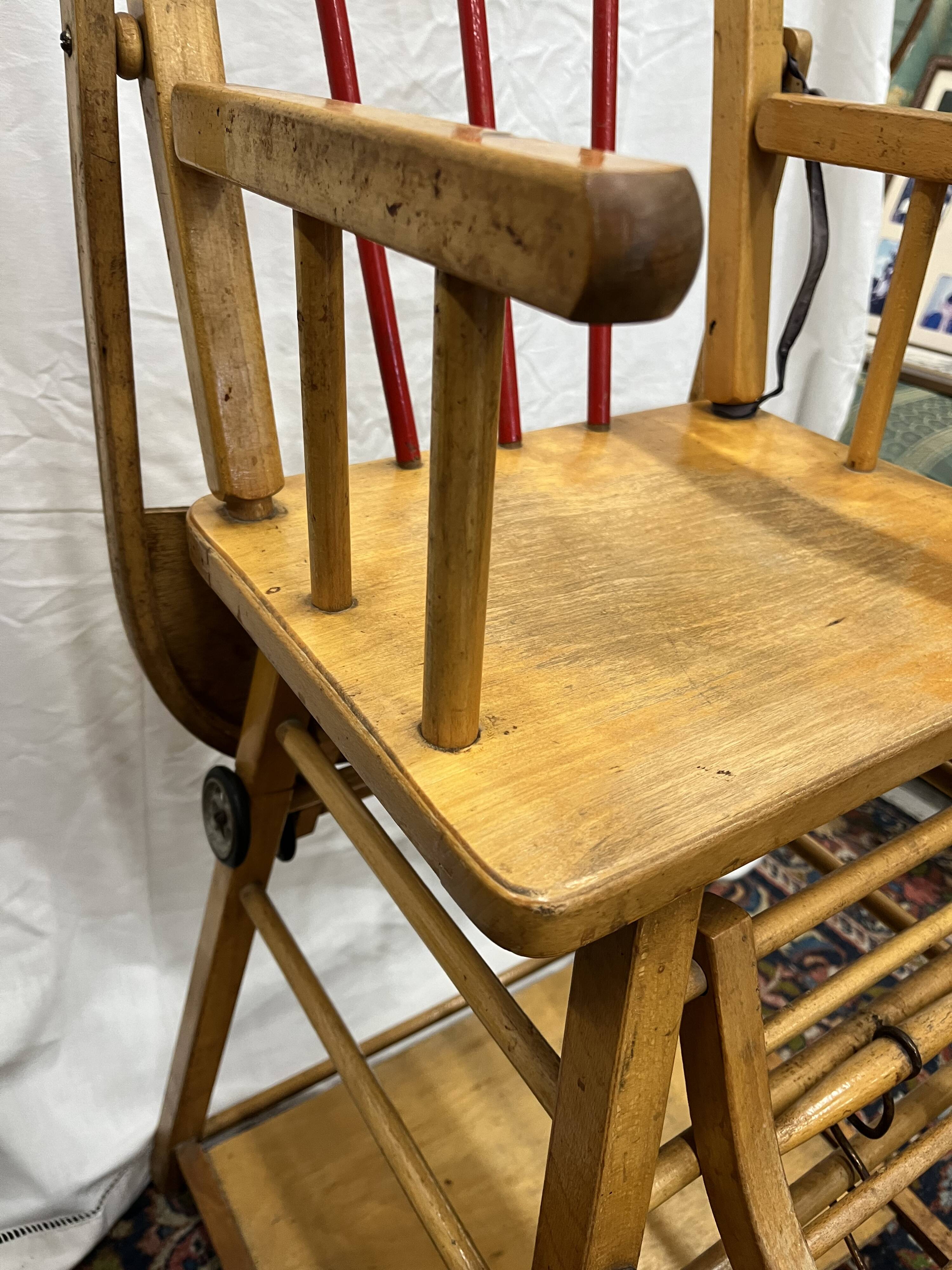 Chaise haute bébé en bois vintage