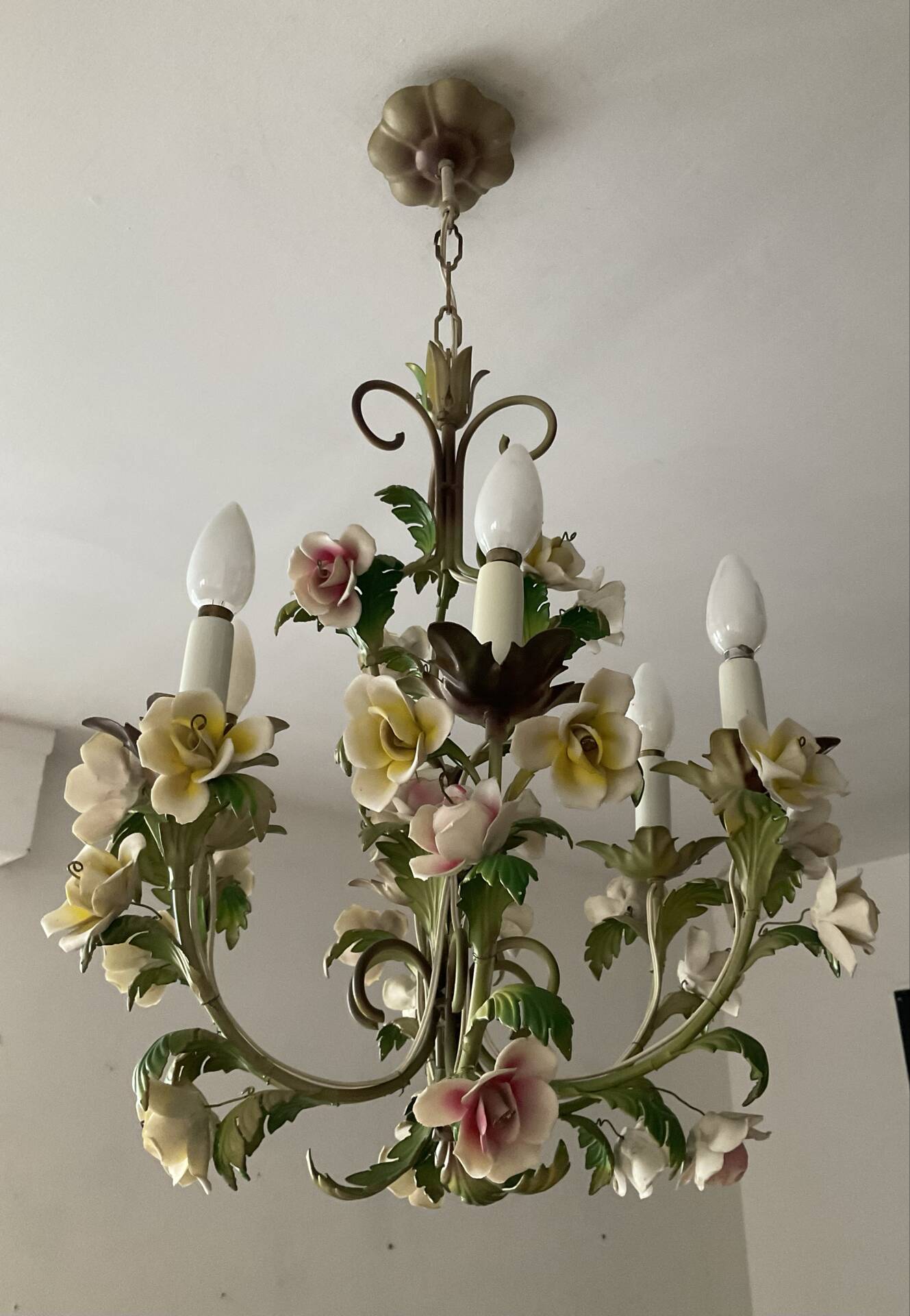 Vintage Italian chandelier in porcelain and tin from the 1950s.