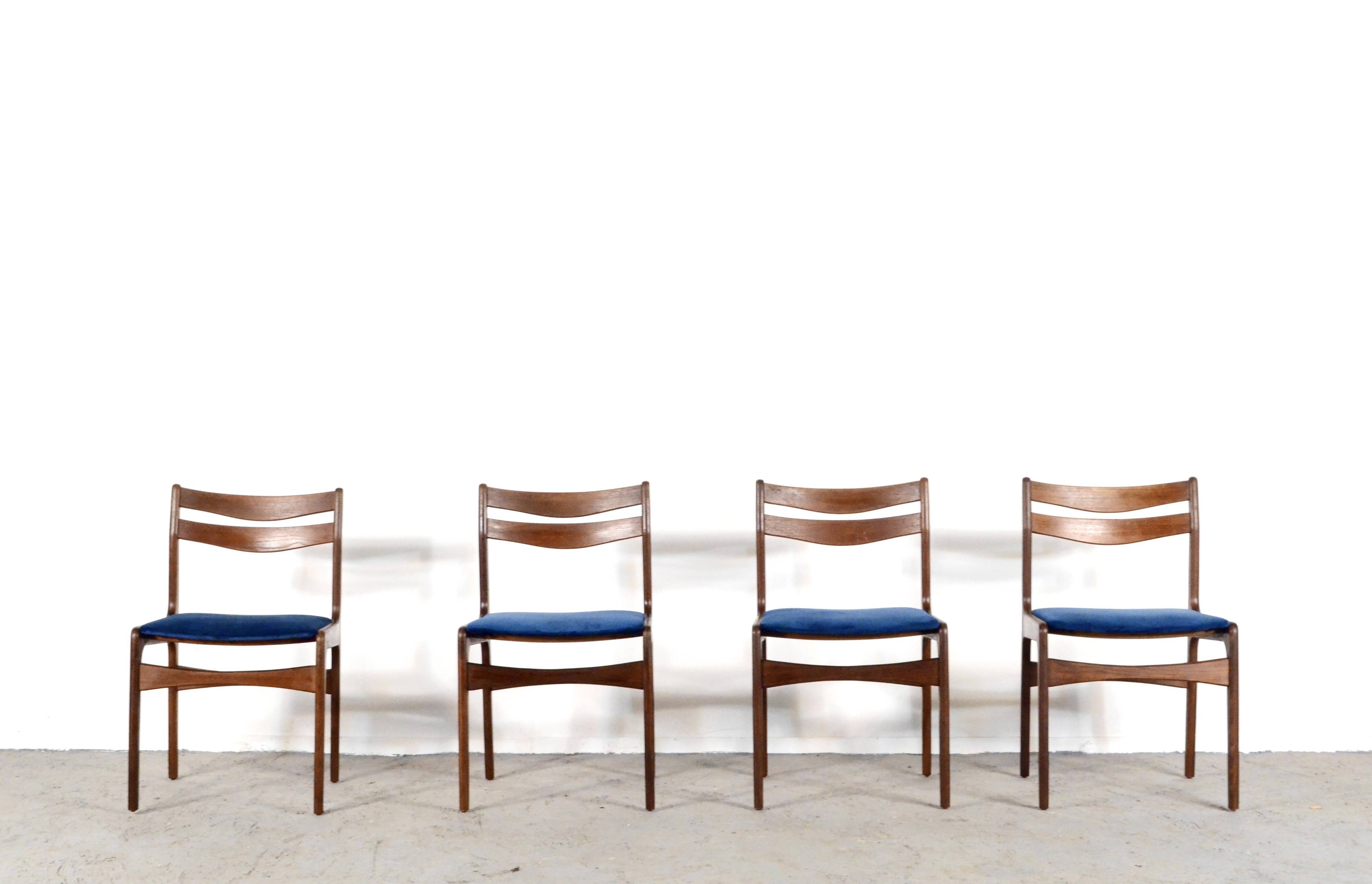 4 chaises en teck et velours bleu marine, milieu XXème