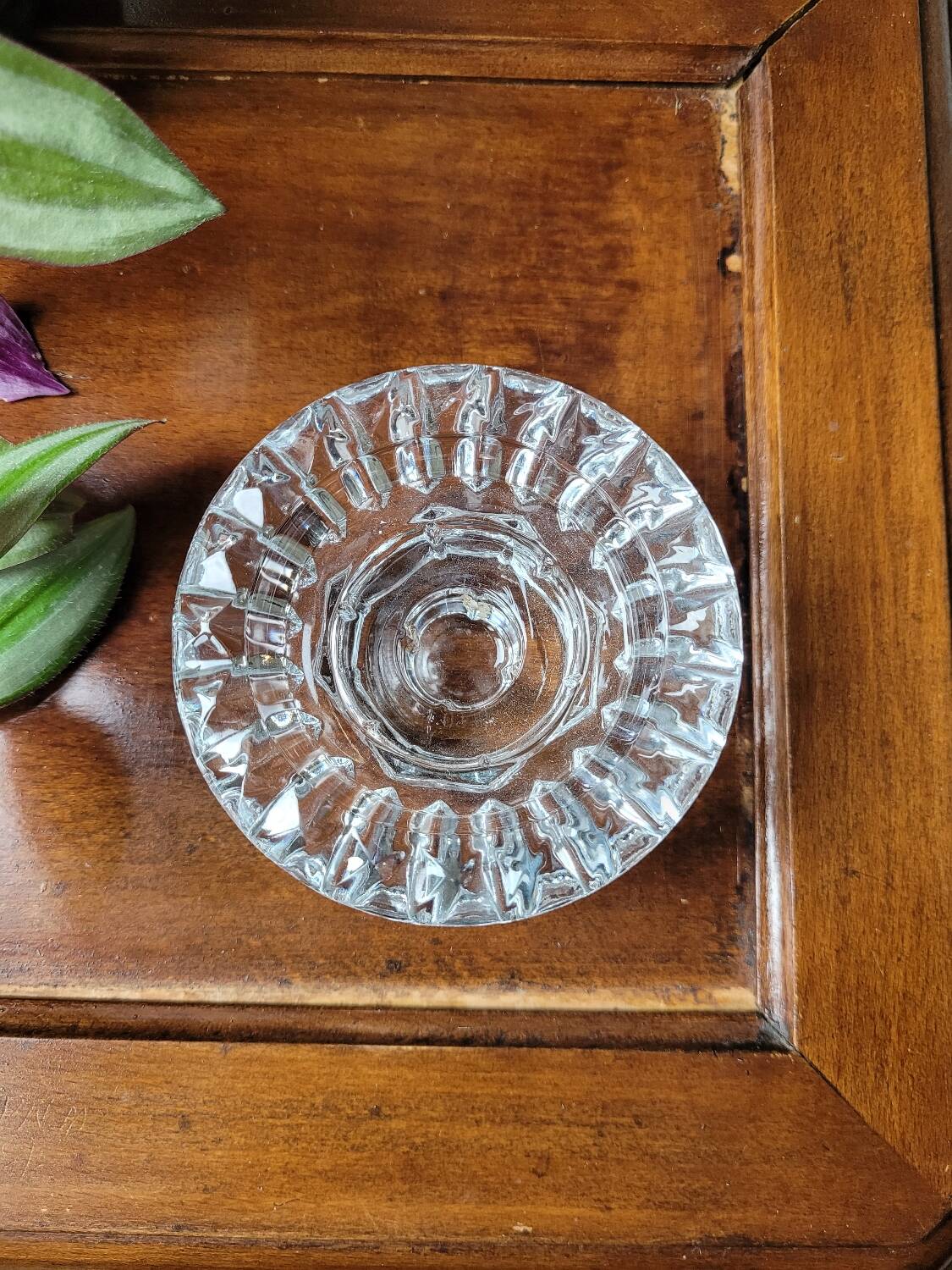 Chiseled round glass candle holder