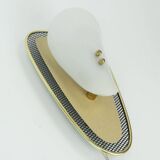 Applique des années 50 en maille métallique et laiton avec abat-jour en acrylique blanc