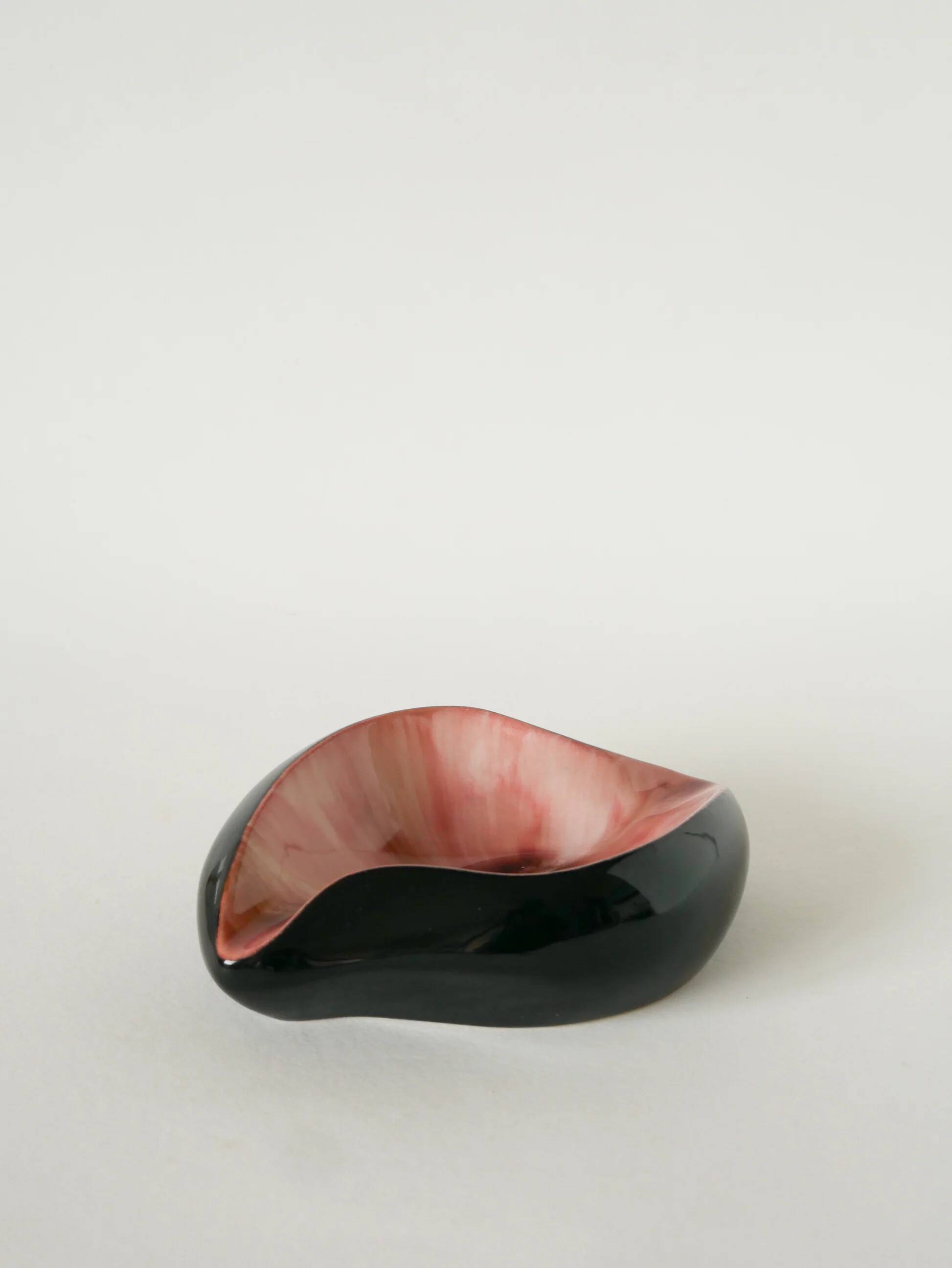 Vide-poche en céramique, forme libre, noir et rose, 1970