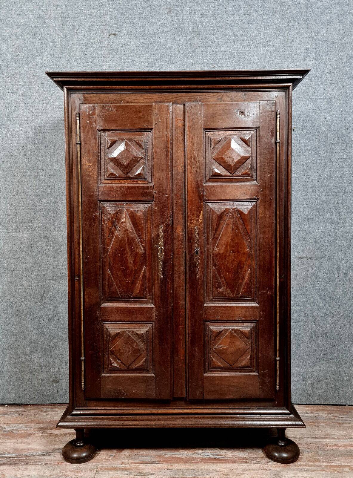 Burgundy valet cabinet from the Louis XIII period in solid oak circa 1700