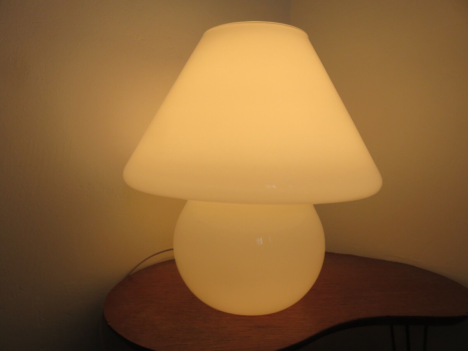 Mushroom lamp XXL Italian in white opaline 70s 80s