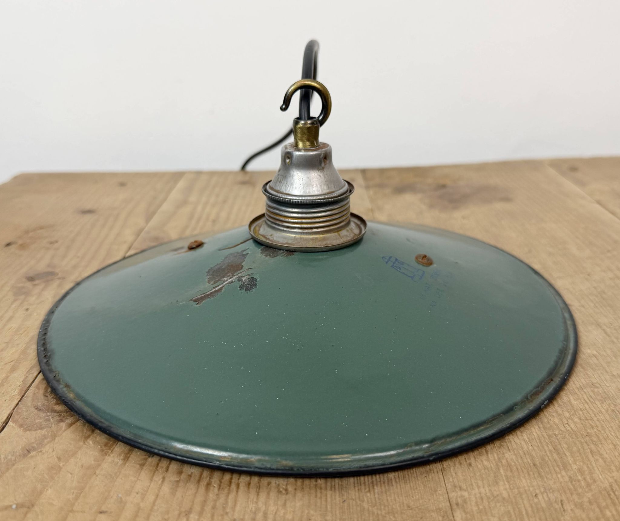 Lumière émaillée verte industrielle, années 1950